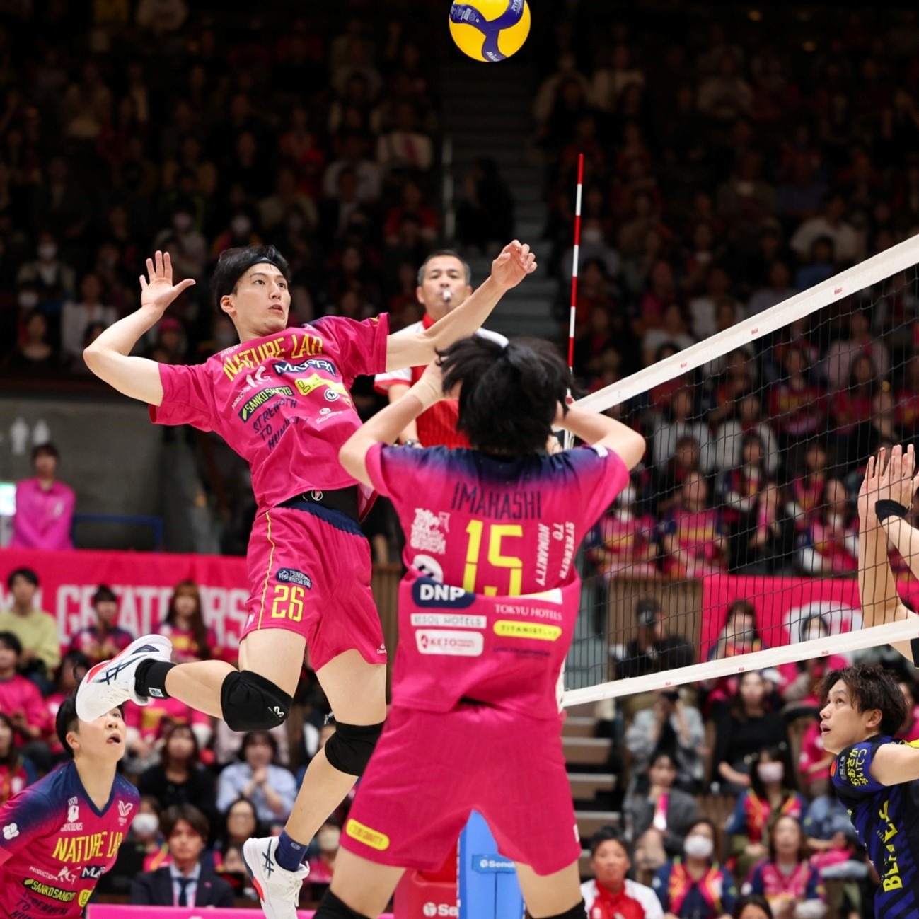 明知阿隆索镇不住巨星，皇马当初为啥还要请他？